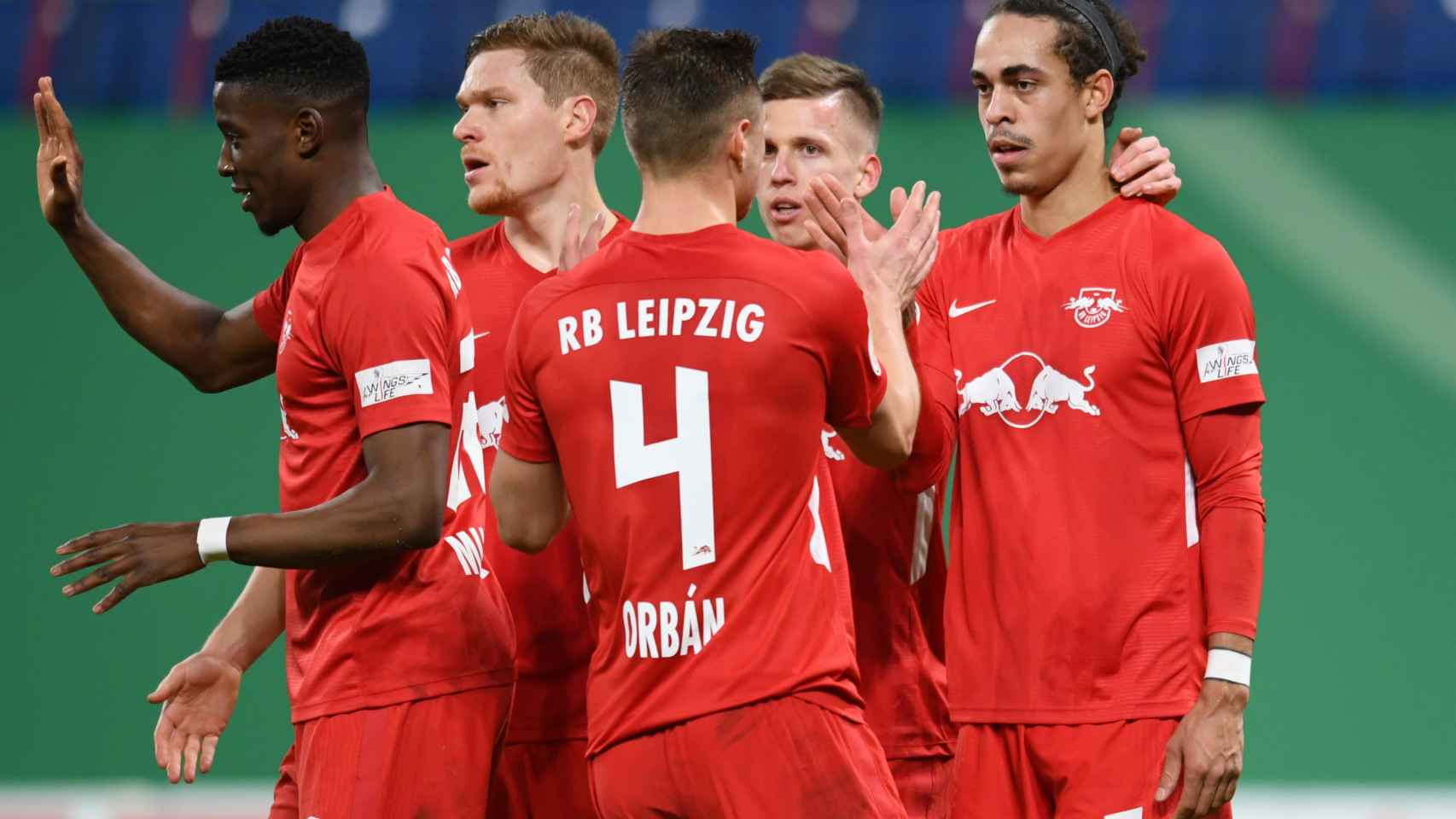 Los jugadores del RB Leipzig celebran un gol