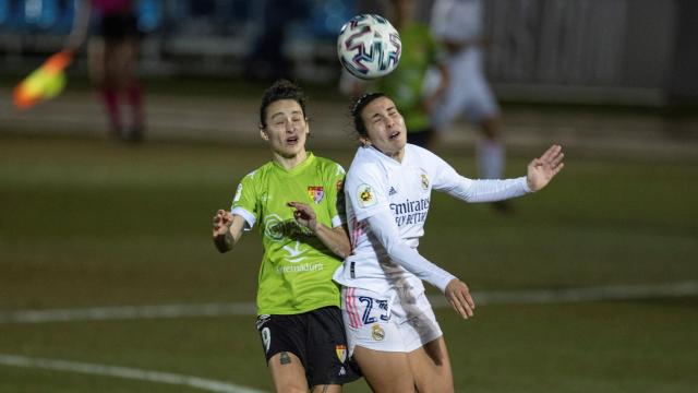 Belén Martínez, del Santa Teresa, y Claudia Florentino, del Real Madrid, pugnan por un balón en la Primera Iberdrola