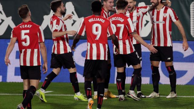 Los jugadores del Athletic celebran el gol ante el Betis