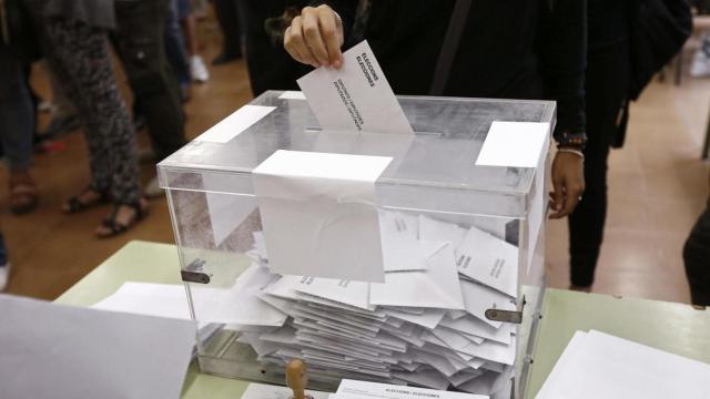 Un votante mete un sobre en una urna durante las elecciones en Barcelona. Efe