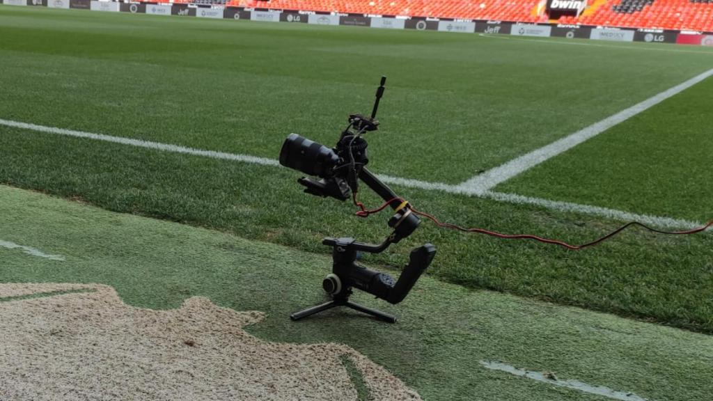 La cámara de Sony en el césped de Mestalla.