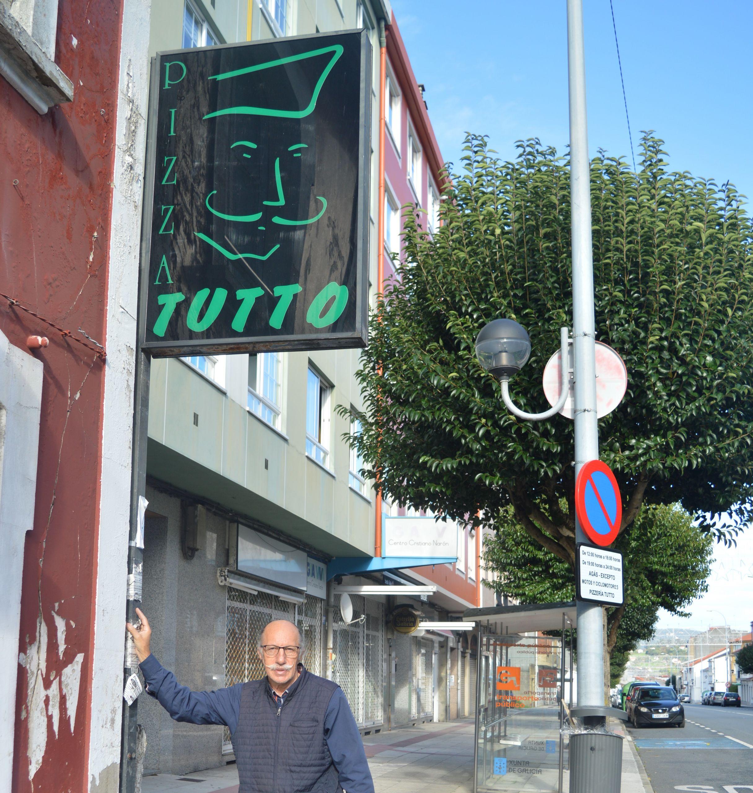 Julio Villamarín junto al cartel del Pizza Tutto de Narón.
