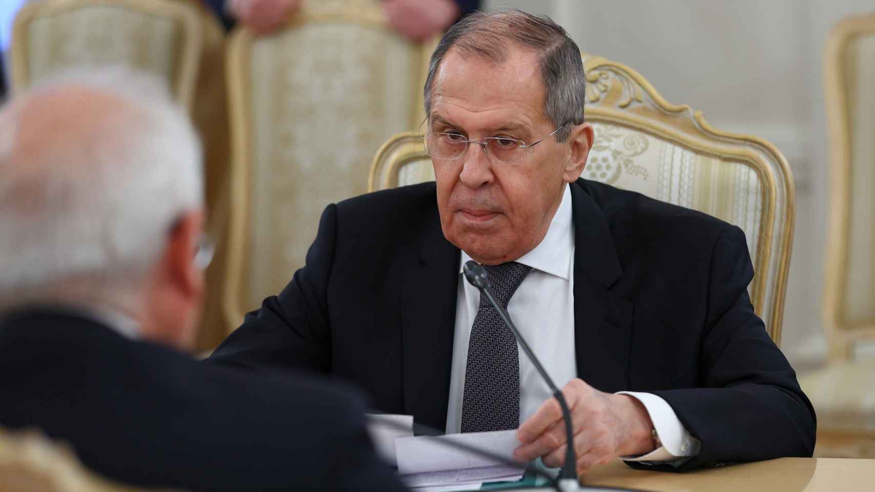 El ministro de Exteriores ruso, Sergei Lavrov, conversa con Josep Borrell este viernes