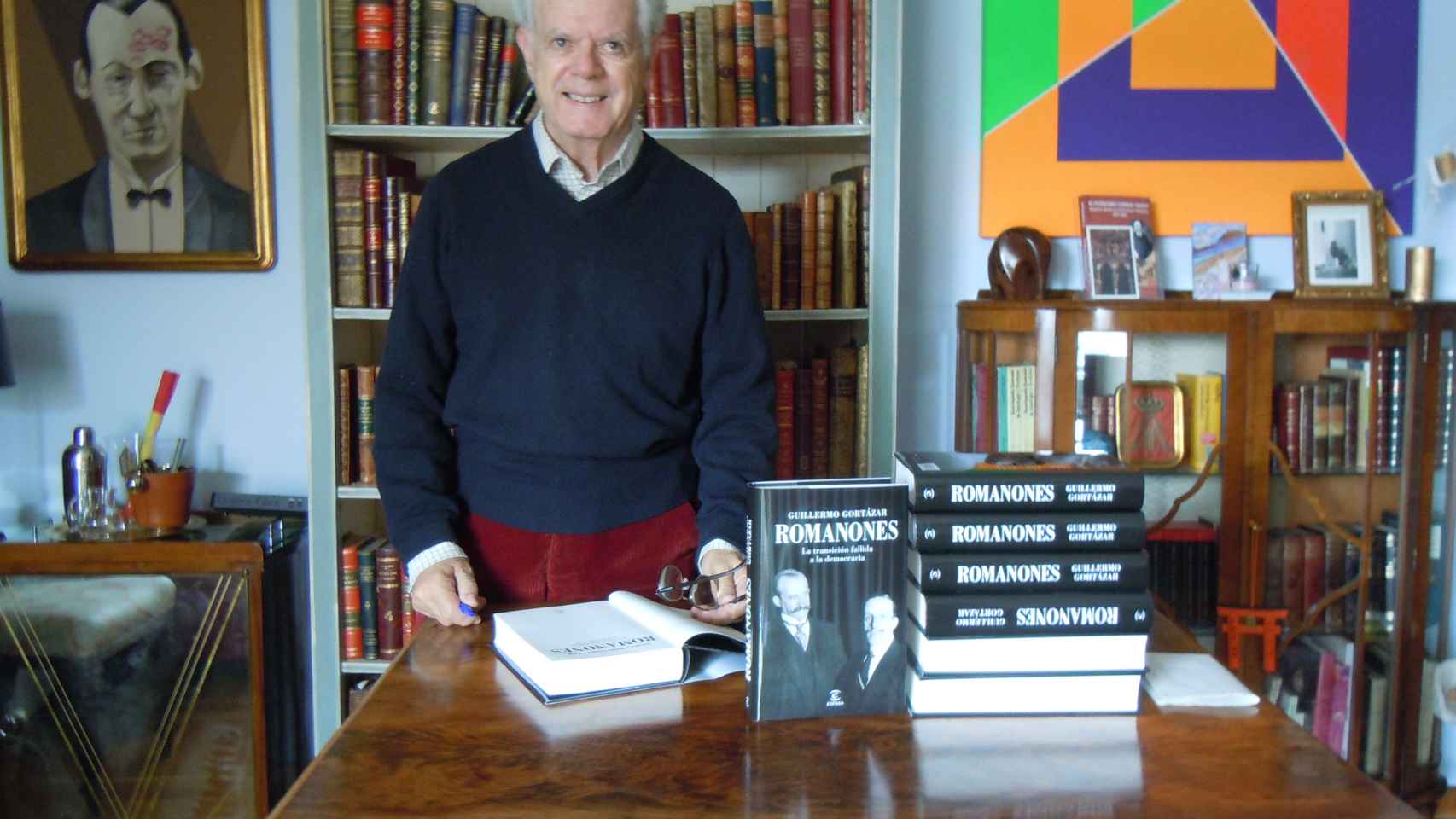 Guillermo Gortázar posa con su nuevo libro, la biografía de Romanones.