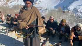 Milicianos talibán en una imagen de archivo entregando sus armas al Ejército afgano. EP