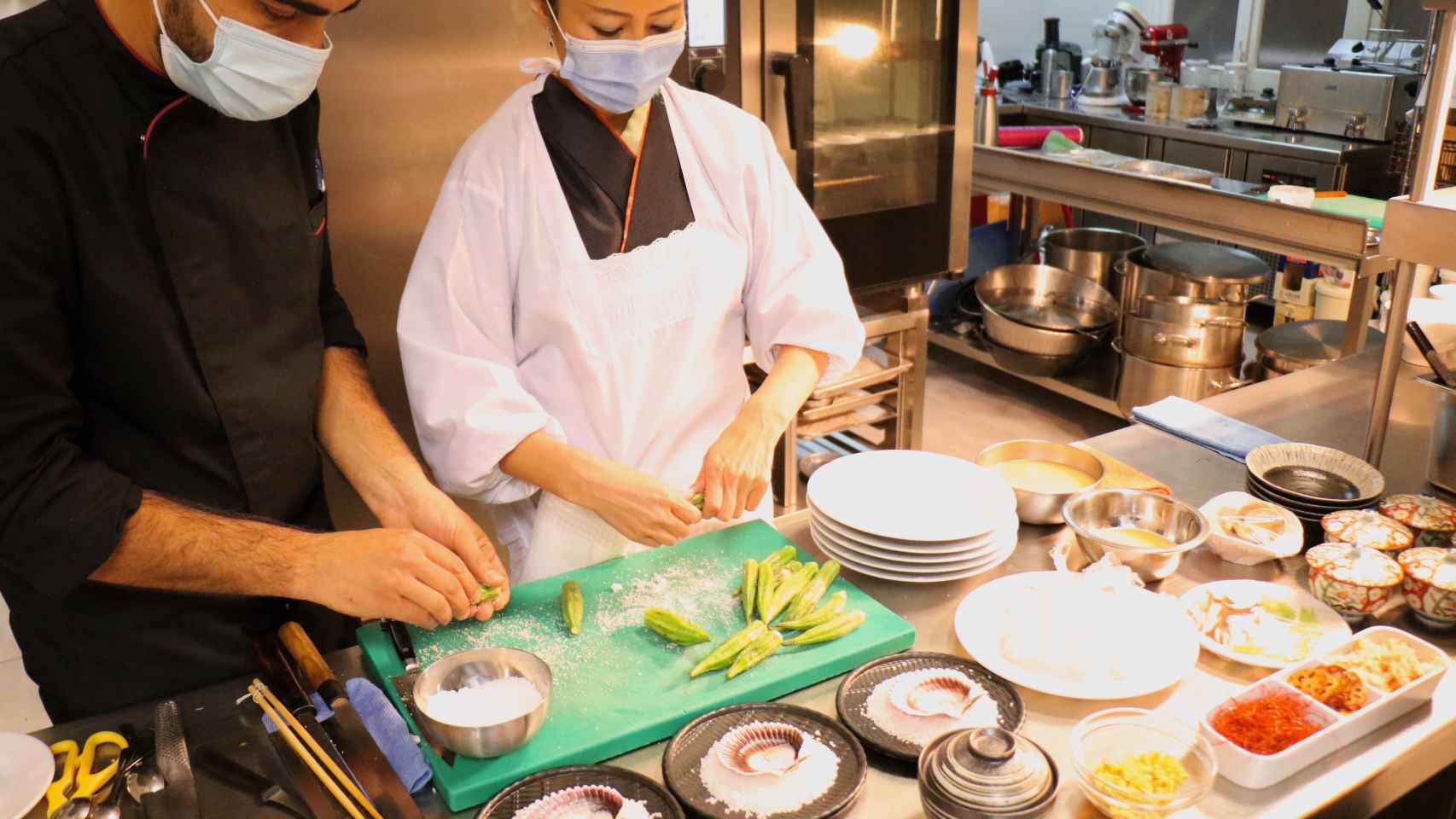 Yoko Hasei en su cocina, con uno de sus ayudantes.