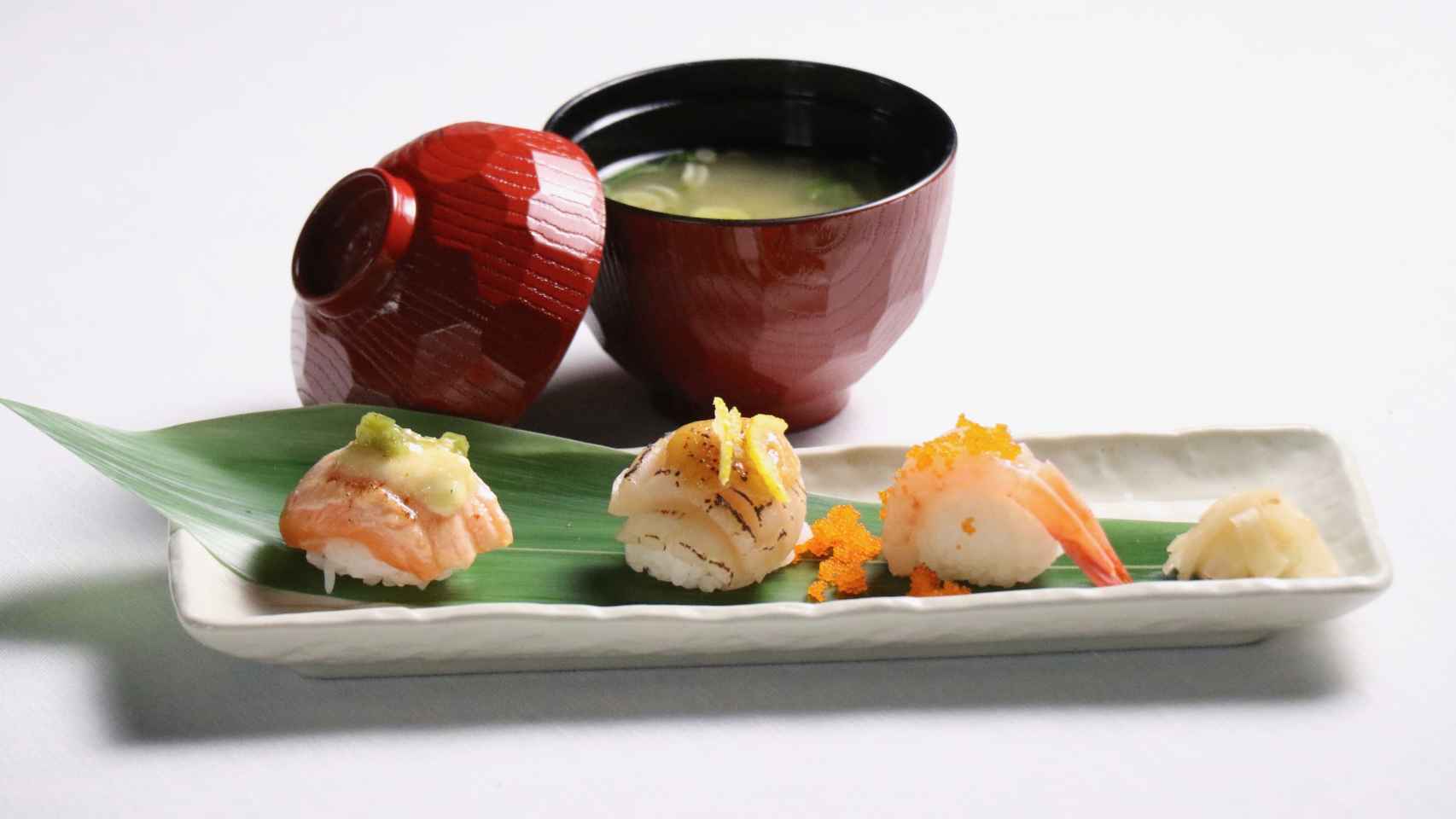 Temari sushi acompañado sopa de miso, de uno de los menús de Yoko Hasei.