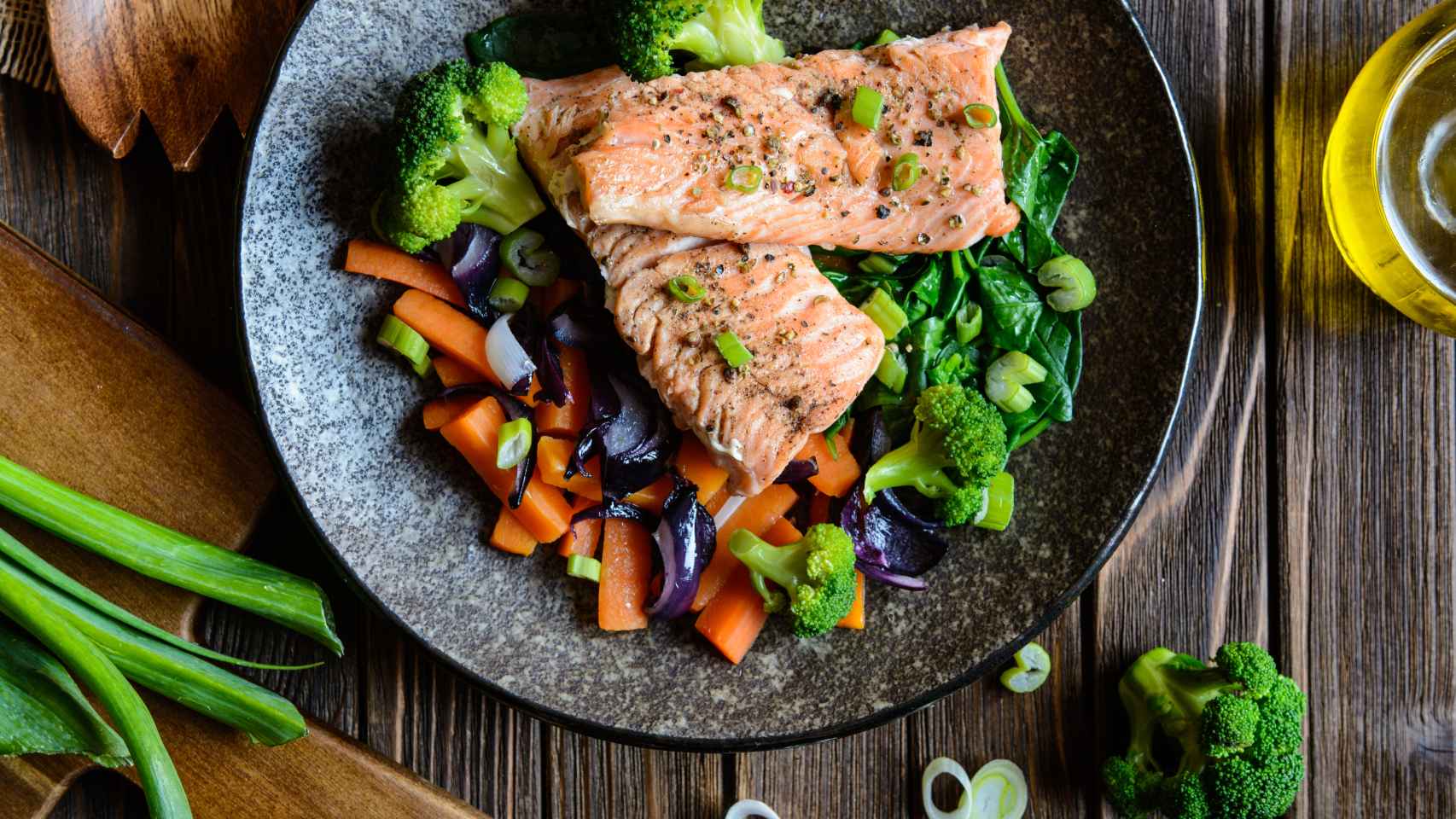 El salmón con guarnición de verduras puede ayudar a continuar el día sin esa horrible sensación de sopor