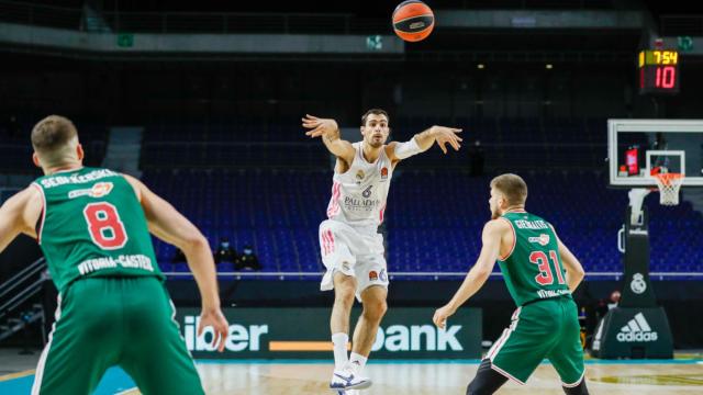 Alberto Abalde, durante el partido entre el Real Madrid y Baskonia de Euroliga