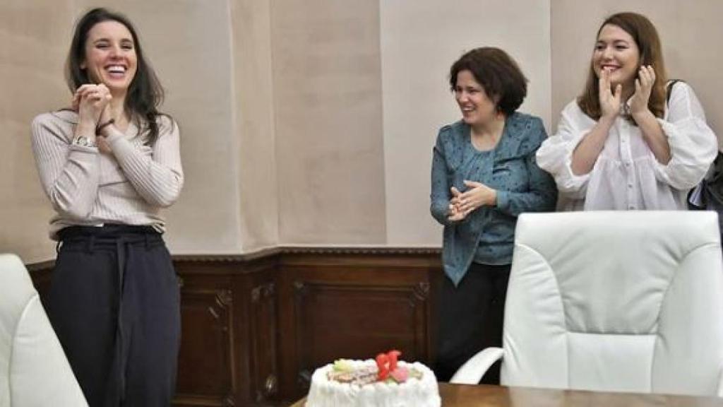 A la izquierda, la ministra Irene Montero en su cumpleaños. En el centro, Amanda Meyer, jefa de gabinete.