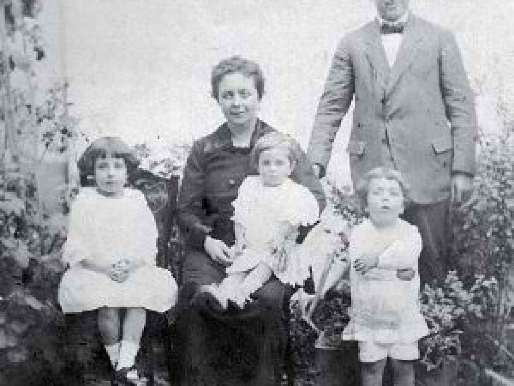 Mónico junto a su esposa Isabel y sus tres hijos.