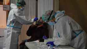 Enfermeros realizando un test de antígenos en la Ciudad Deportiva de Zamora