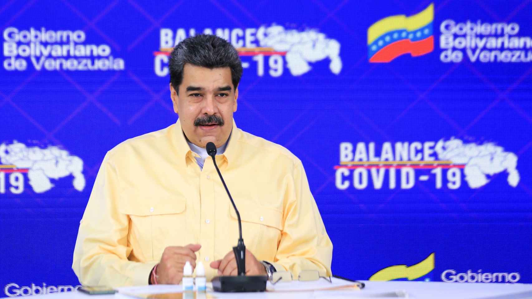 Nicolás Maduro presentando el falso medicamento.