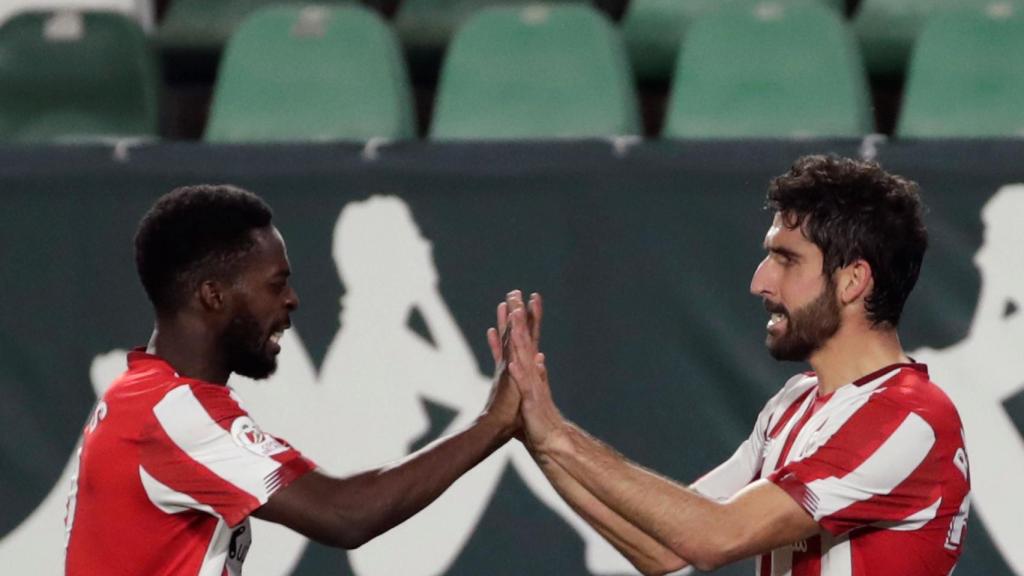 Iñaki Williams felicita a Raúl García