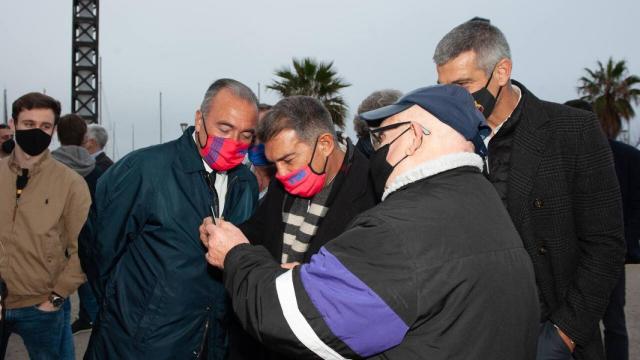 Joan Laporta, junto a un socio del FC Barcelona. Foto: Twitter (@estimemelbarca)