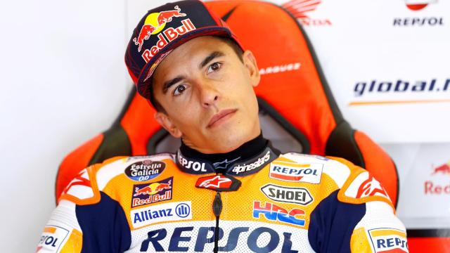 Marc Márquez, pensativo en el box de Honda