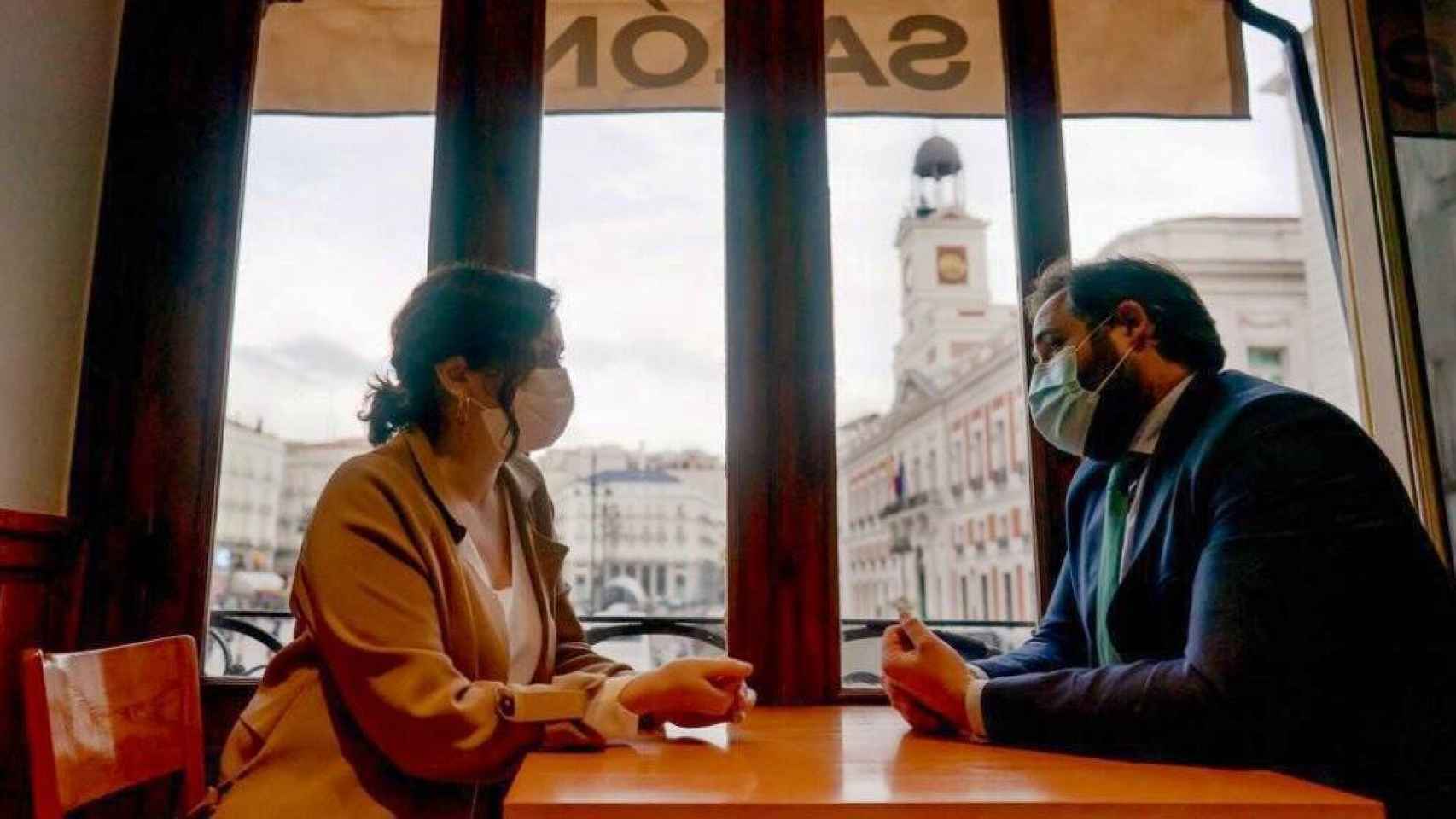 Isabel Díaz Ayuso y Paco Núñez en un bar de la Puerta del Sol