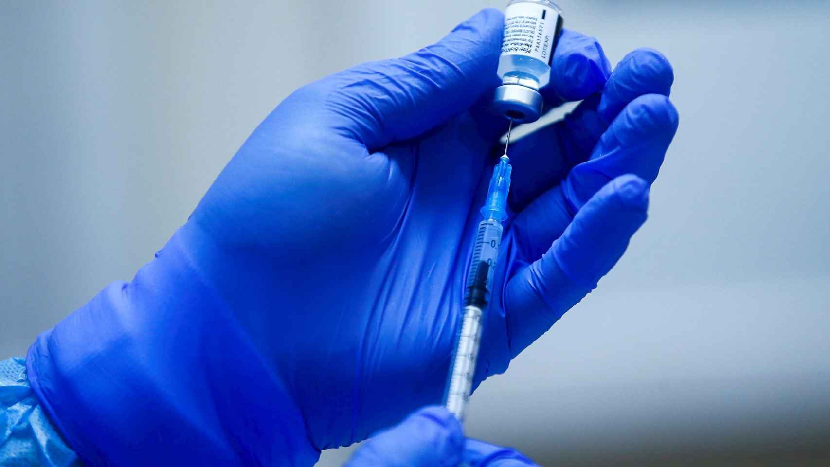 Personal sanitario prepara la segunda dosis de la vacuna contra el Covid-19 de Pfizer-BioNTech.