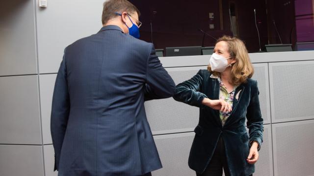 Nadia Calviño saluda al vicepresidente económico de la Comisión, Valdis Dombrovskis, durante su última visita a Bruselas.