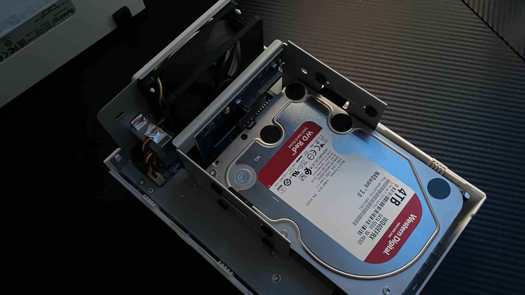 Montar los discos duros en un NAS de Synology es tan fácil como deslizar y atornillar