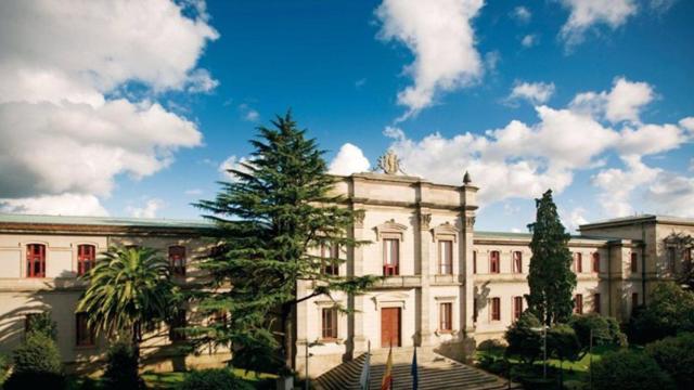 Fachada principal del Pazo do Hórreo, sede del Parlamento de Galicia.