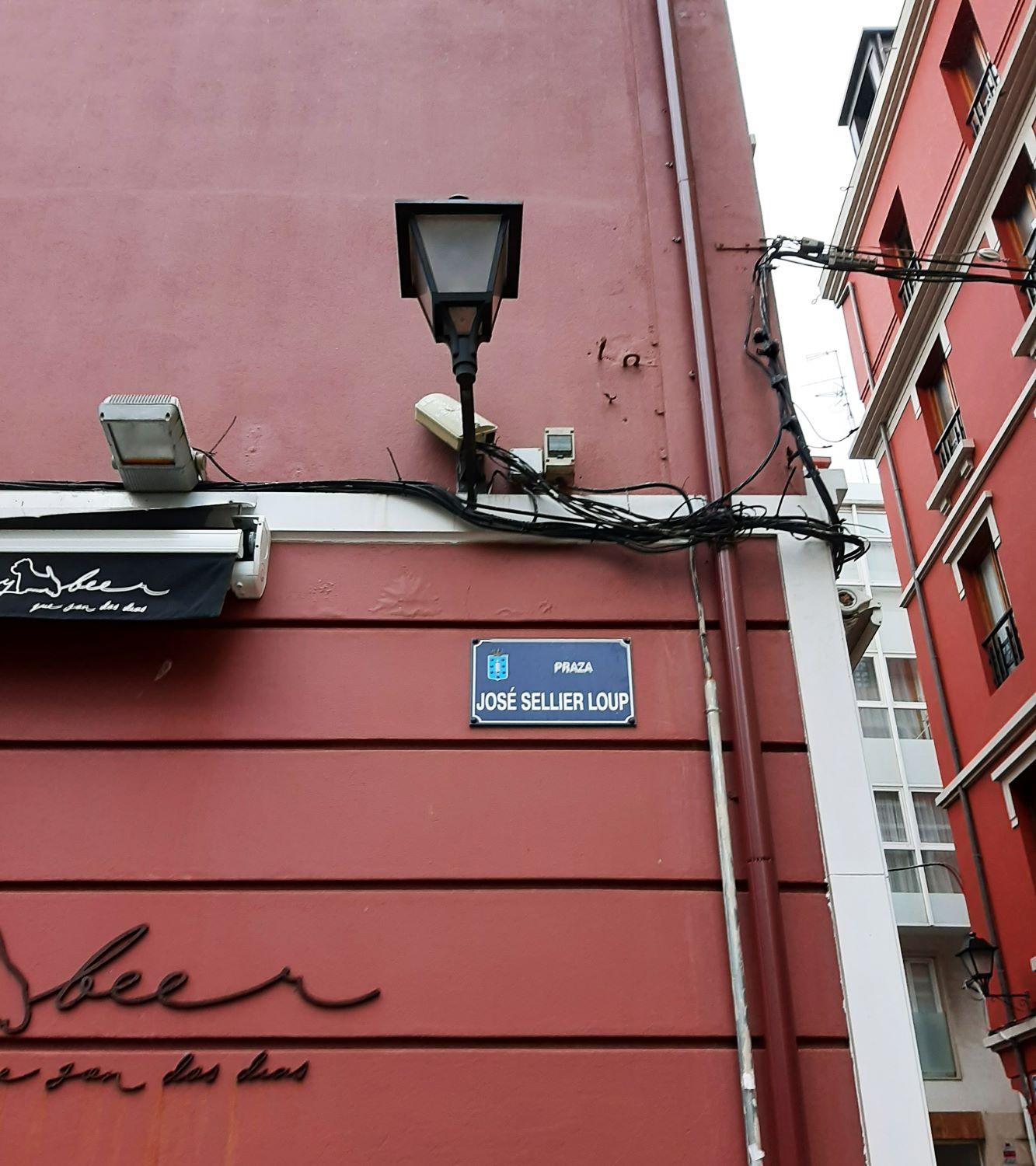 Placa de la Plaza dedicada a José Sellier (Foto: Nuria Prieto)