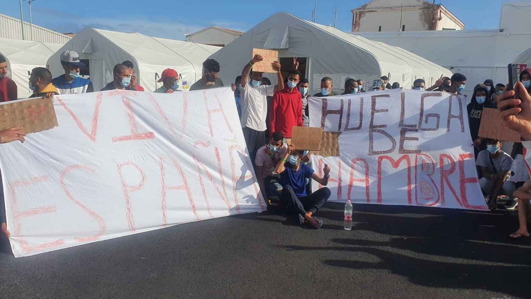 Viva España y Huelga de hambre, las pancartas en el campamento