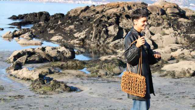 Ana Loredo, creadora de Nai Diseños, con un bolso de la marca.