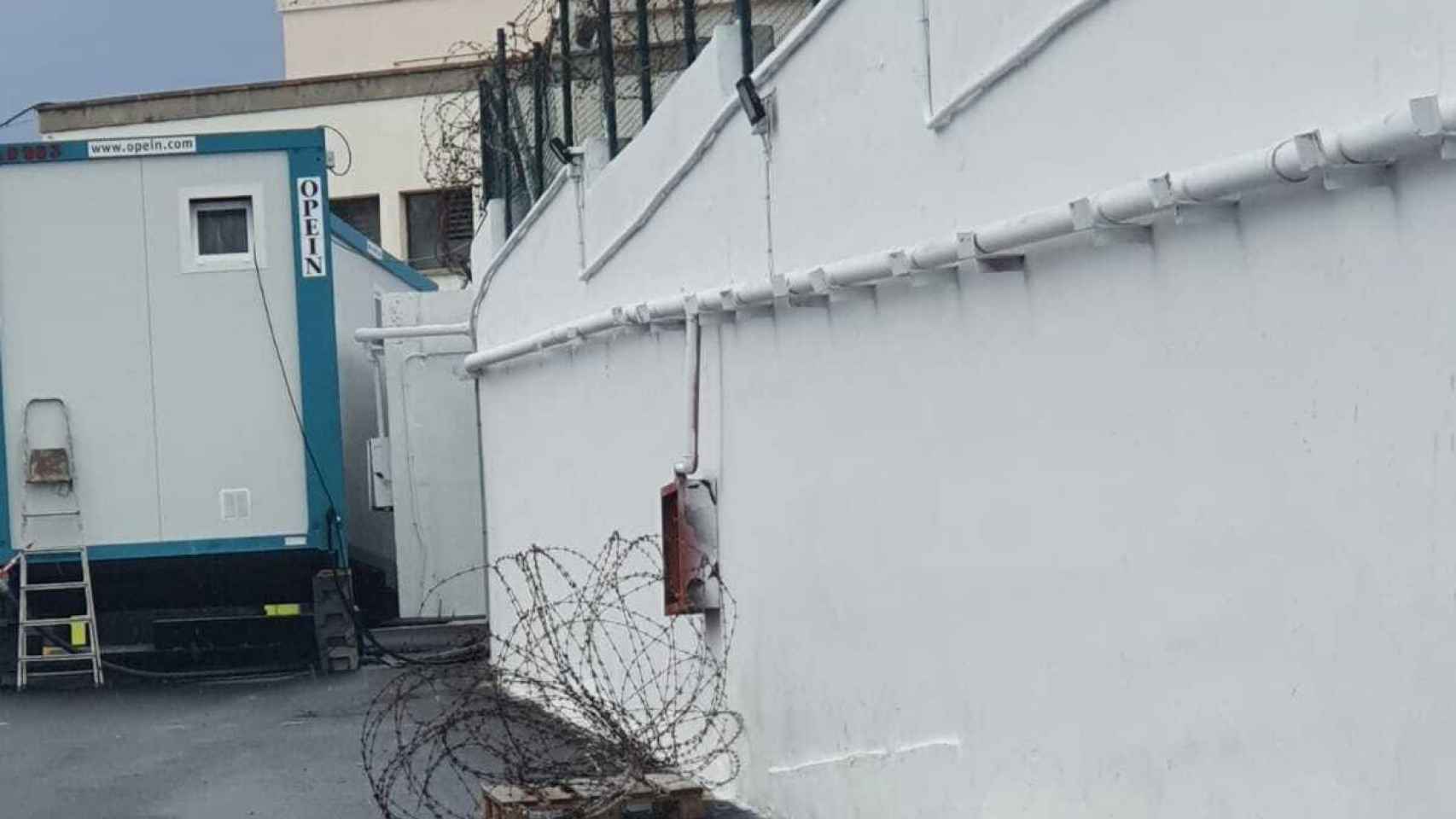 Se están colocando alambres de espino en los muros del Canarias 50