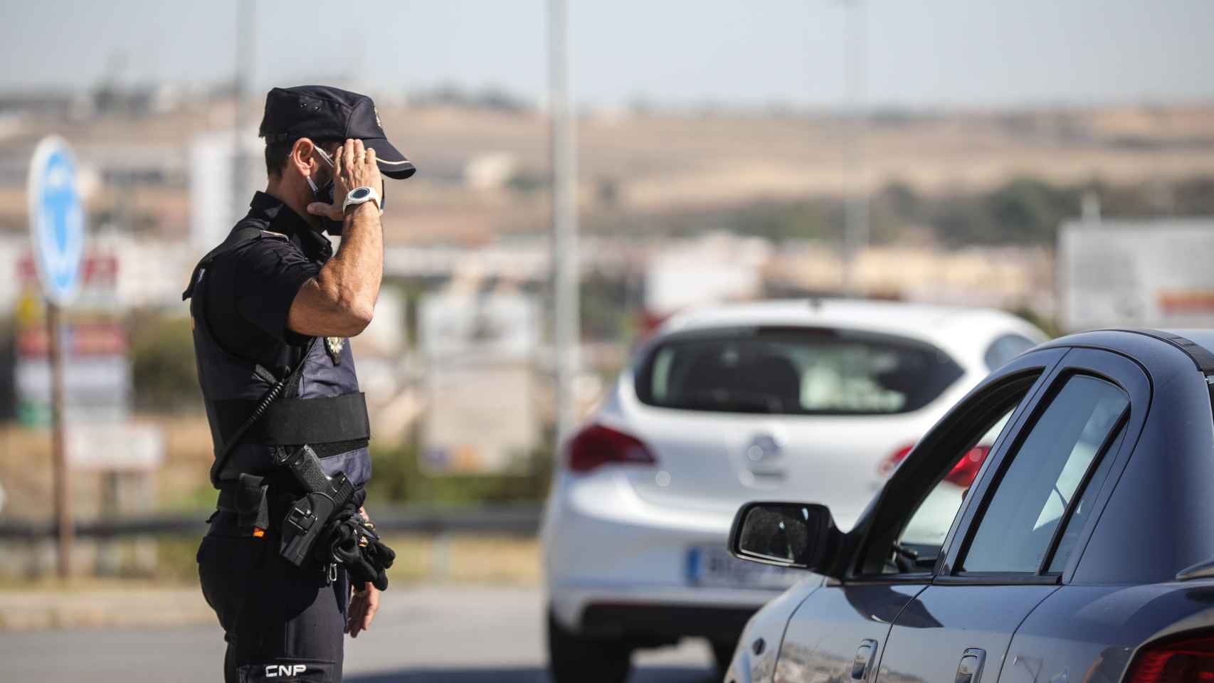 Un policía nacional en un control a la entrada del pueblo sevillano de Écija por el cierre perimetral.