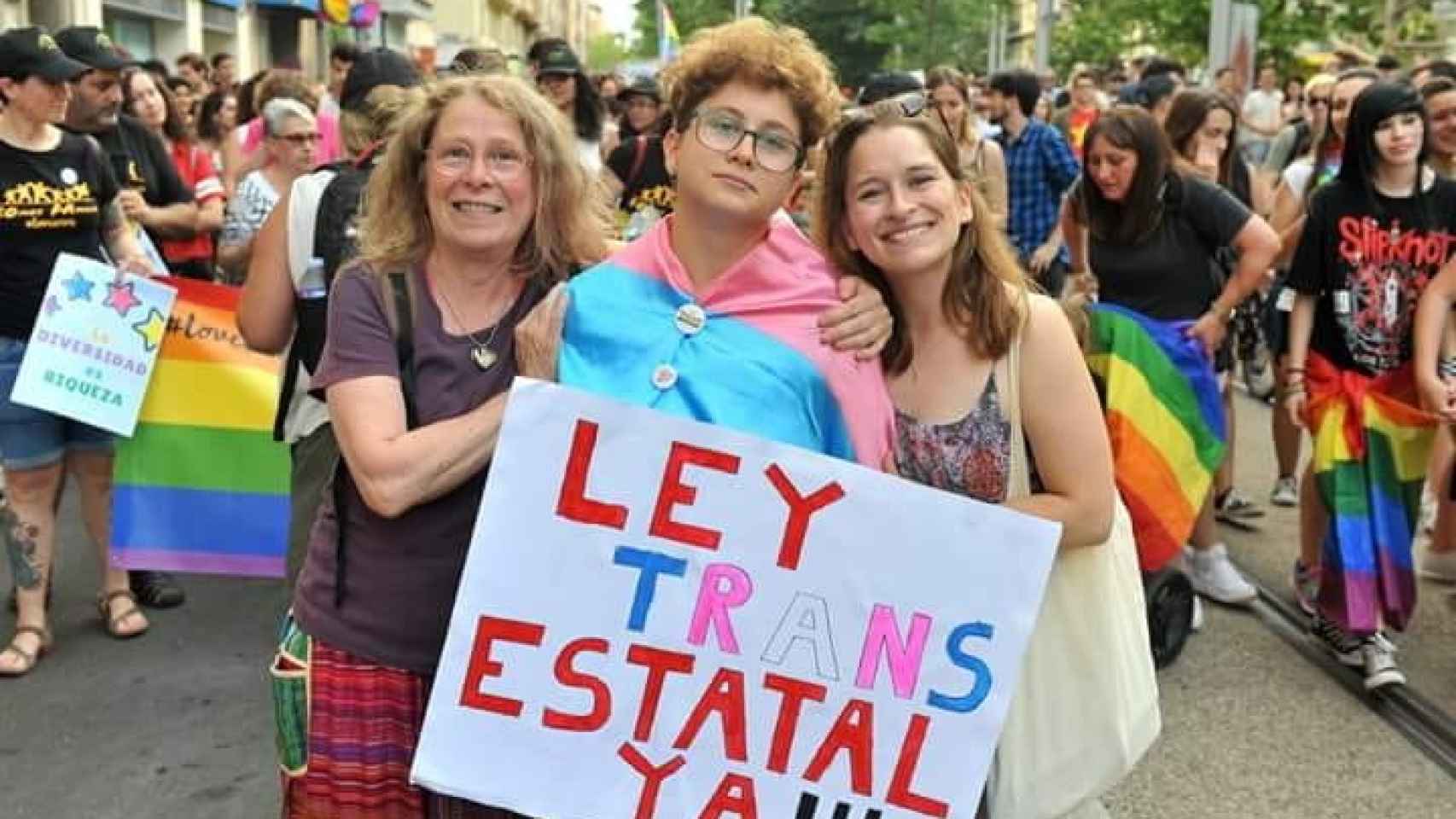 Gabriel, junto a su madre y su hermana, en una manifestación por los derechos trans.