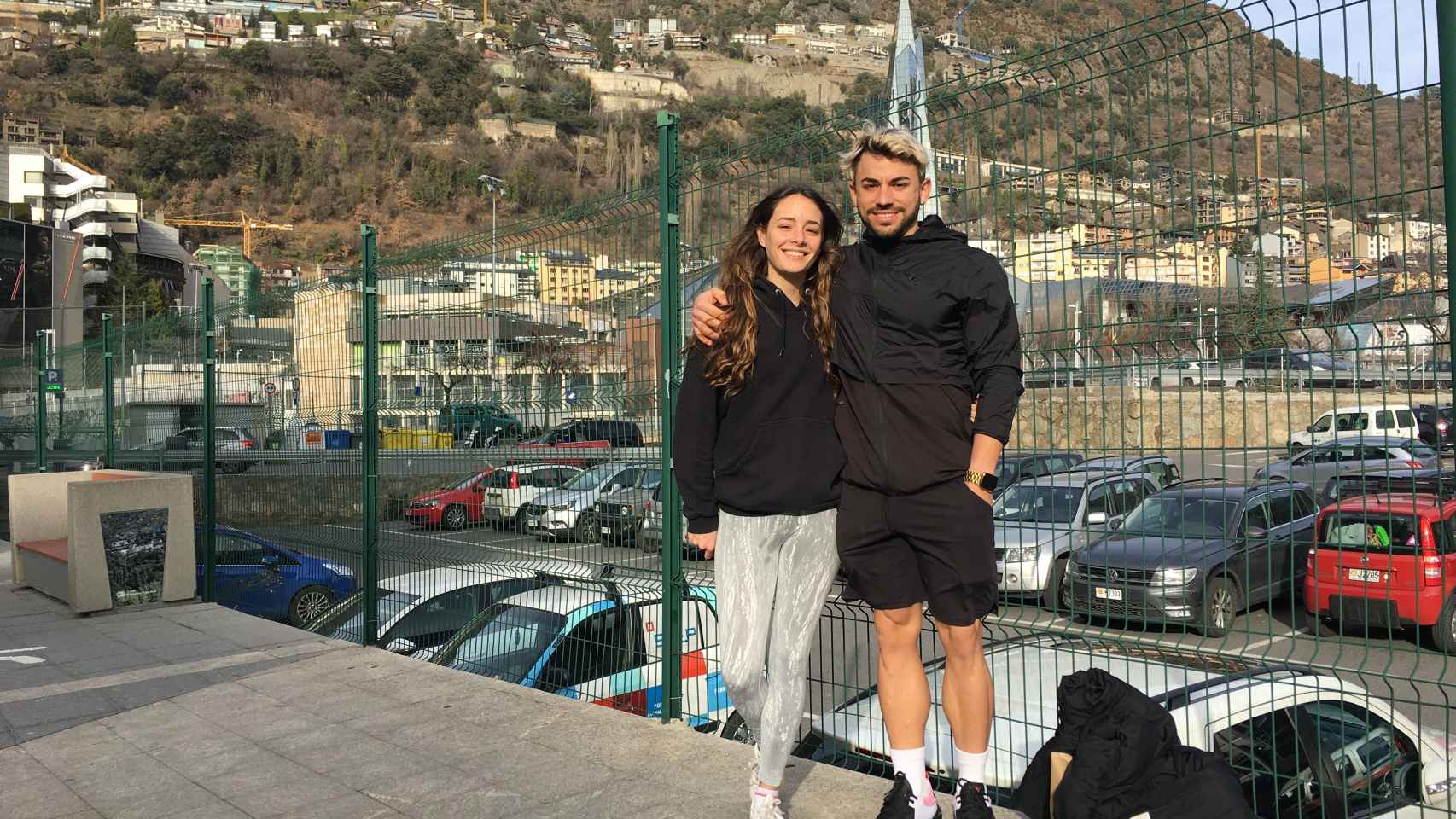 El youtuber Julio Corbacho y su novia, María, frente al balneario de Caldea en Andorra La Vella
