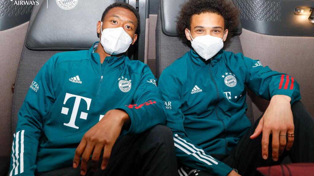 Alaba y Sané, en el avión rumbo a Catar