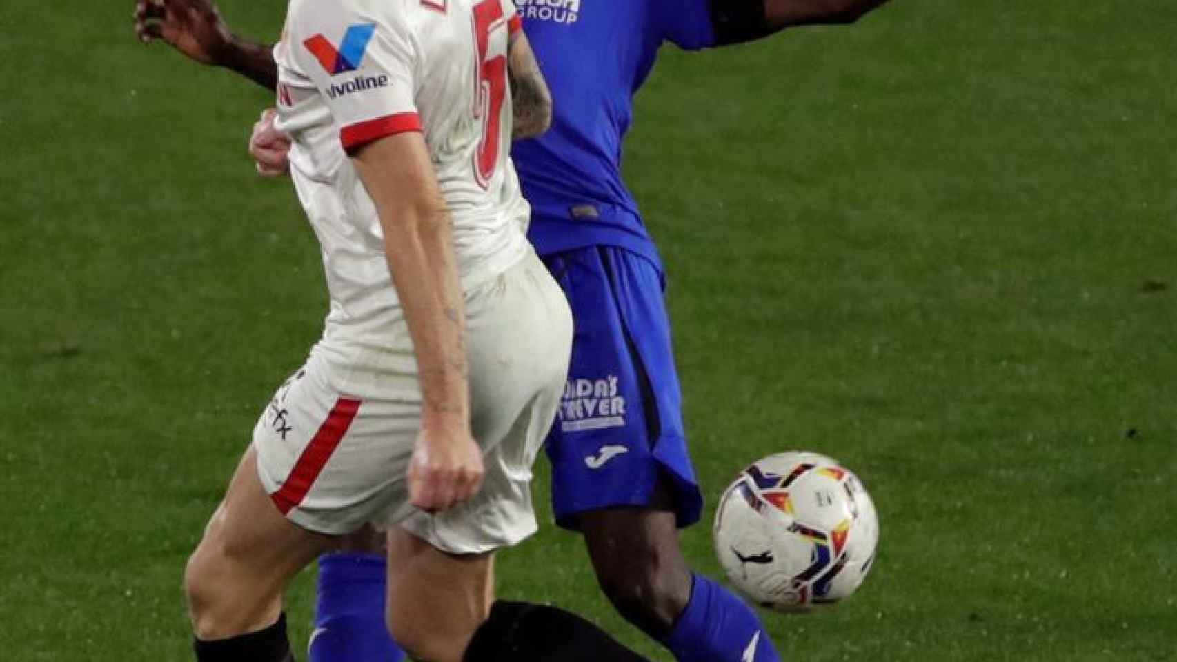 Falta de Djené sobre Ocampos, en el Sevilla - Getafe de la jornada 22 de La Liga