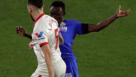 Falta de Djené sobre Ocampos, en el Sevilla - Getafe de la jornada 22 de La Liga