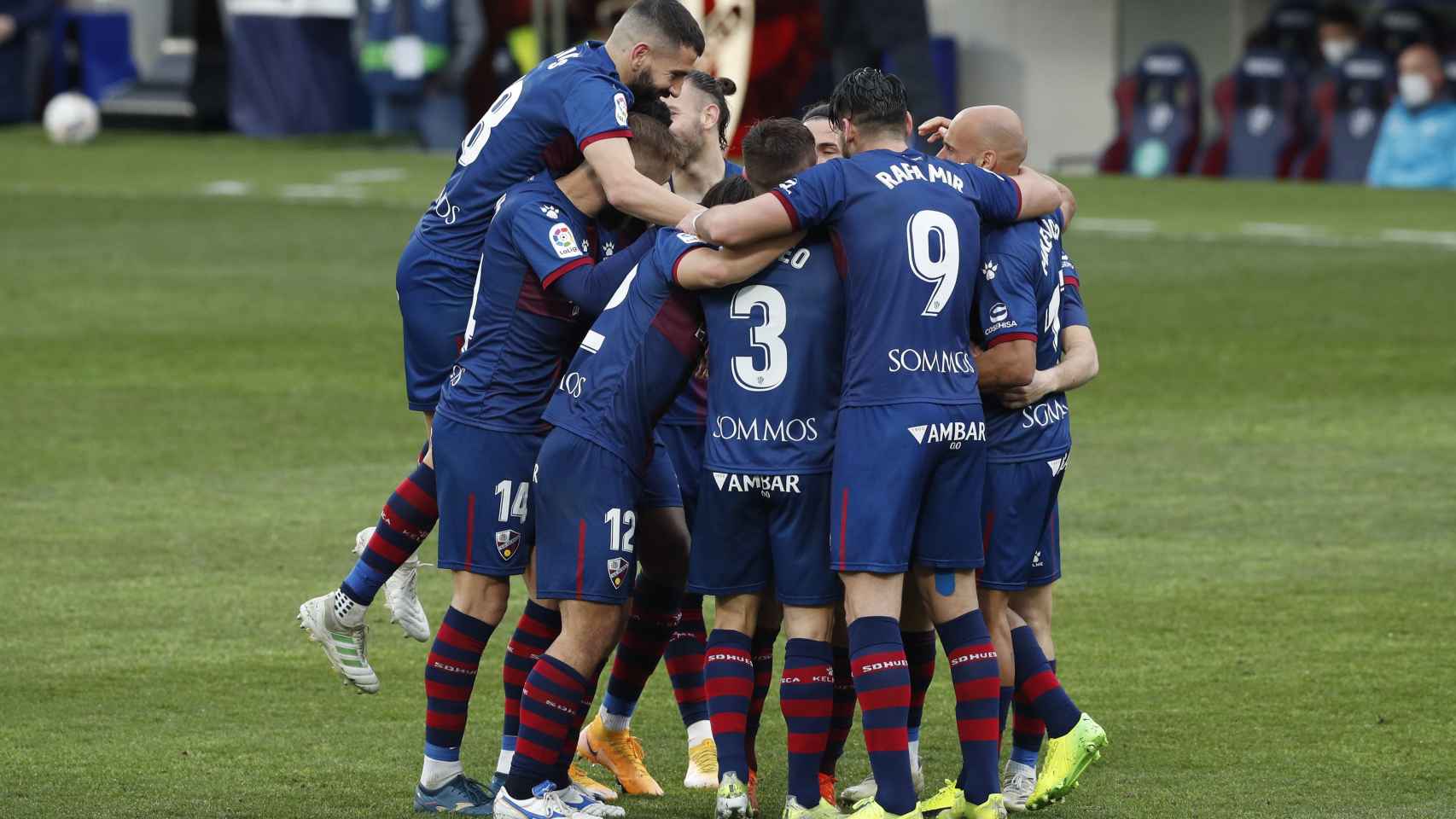 Piña de los jugadores del Huesca para celebrar el gol de Javi Galán