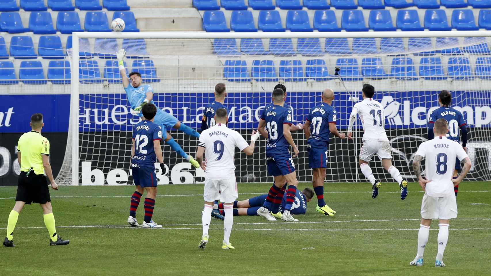 Falta de Benzema al larguero, en el Huesca - Real Madrid de la jornada 22 de La Liga