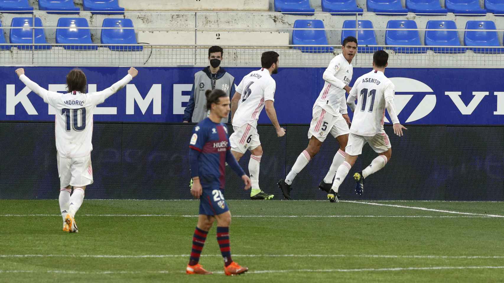 Varane celebra su segundo gol al Huesca