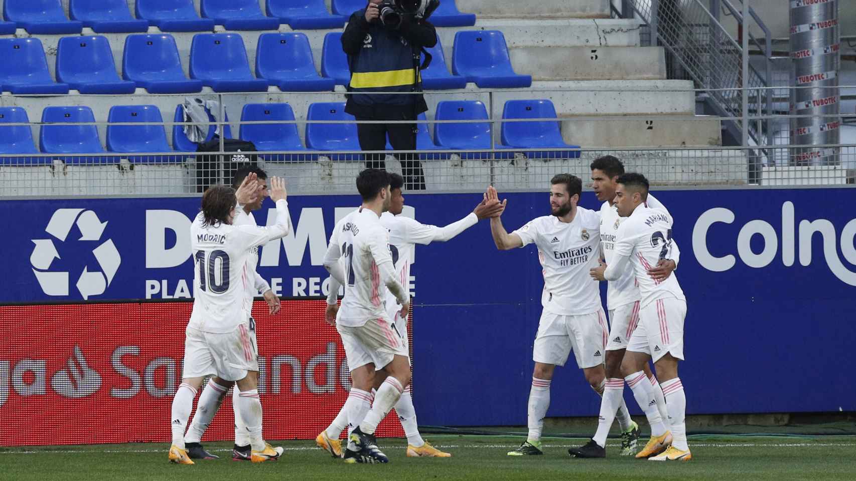 Los jugadores del Real Madrid felicitan a Varane por su segundo gol al Huesca