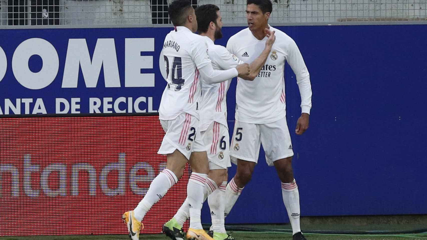 Los jugadores del Real Madrid felicitan a Varane por su segundo gol al Huesca