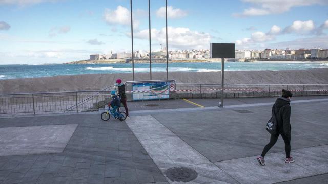 Playa de Riazor desde la avenida de Buenos Aires.