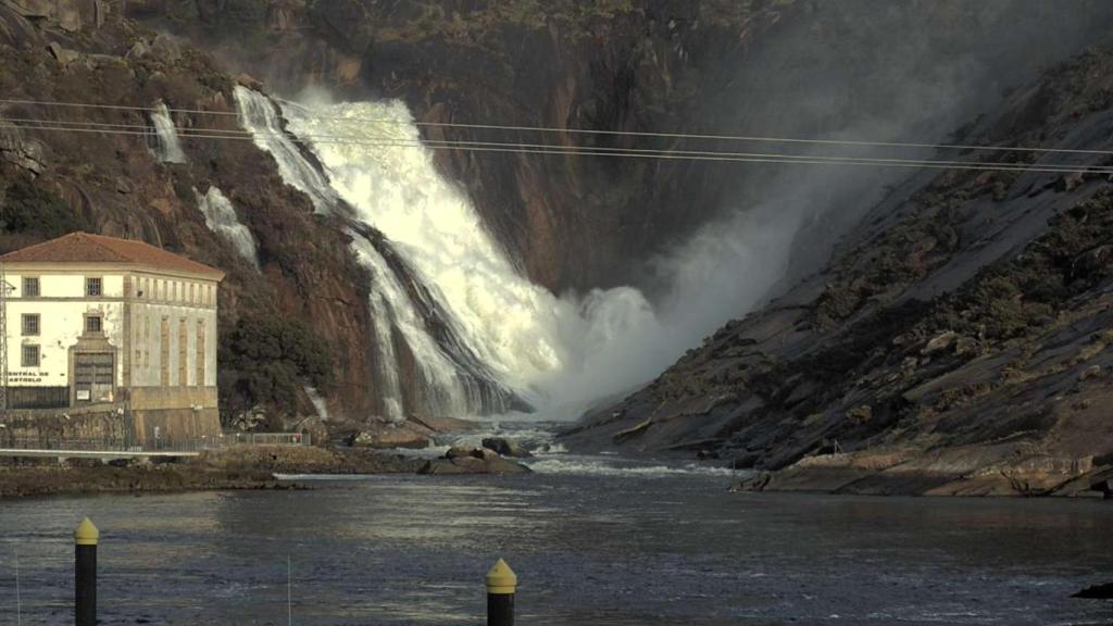 La fervenza de O Ézaro, a rebosar tras las lluvias de los últimos días