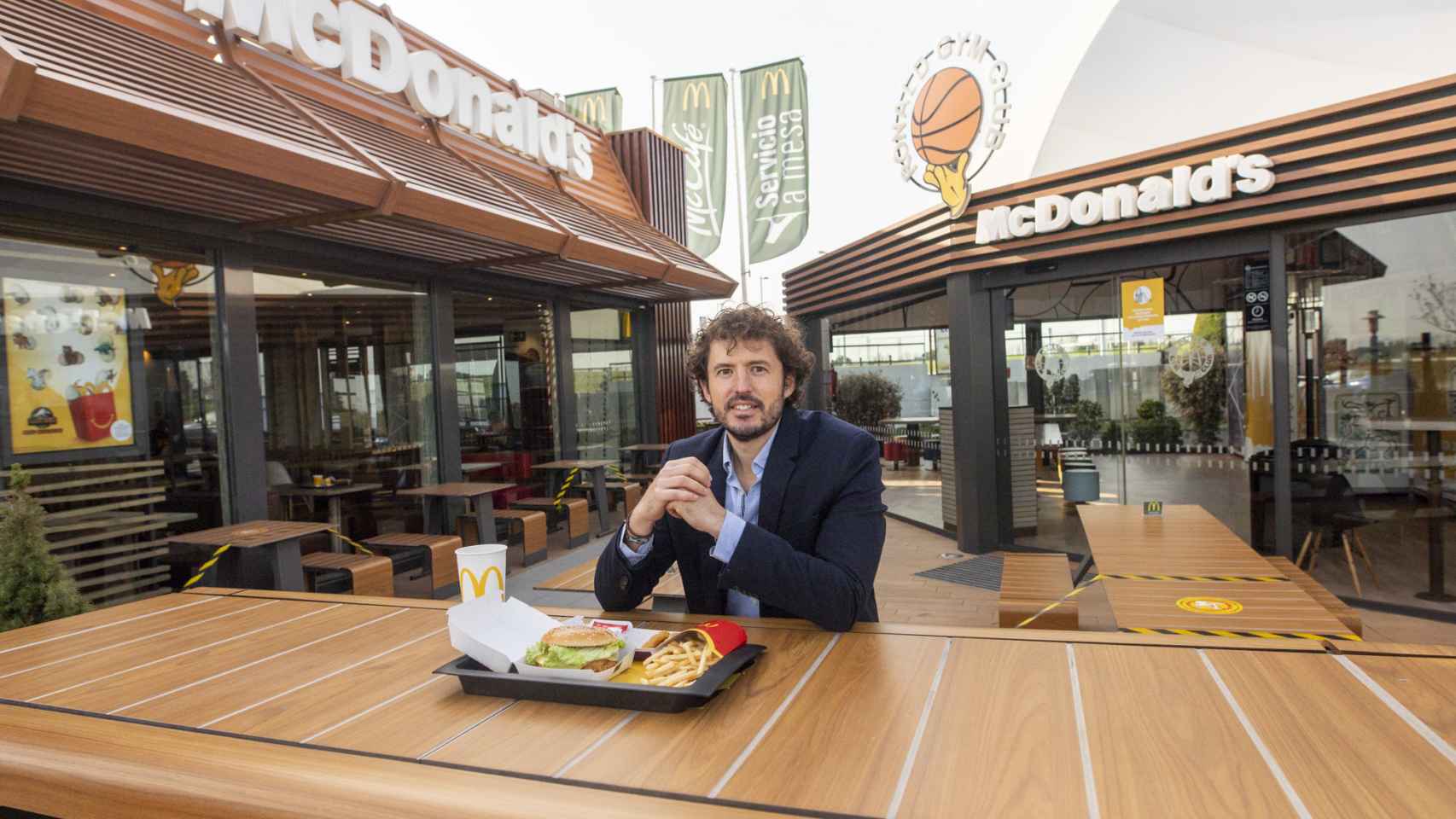 Jorge Saiz, el desarrollador de los productos de McDonald's en España, con un menú del restaurante.