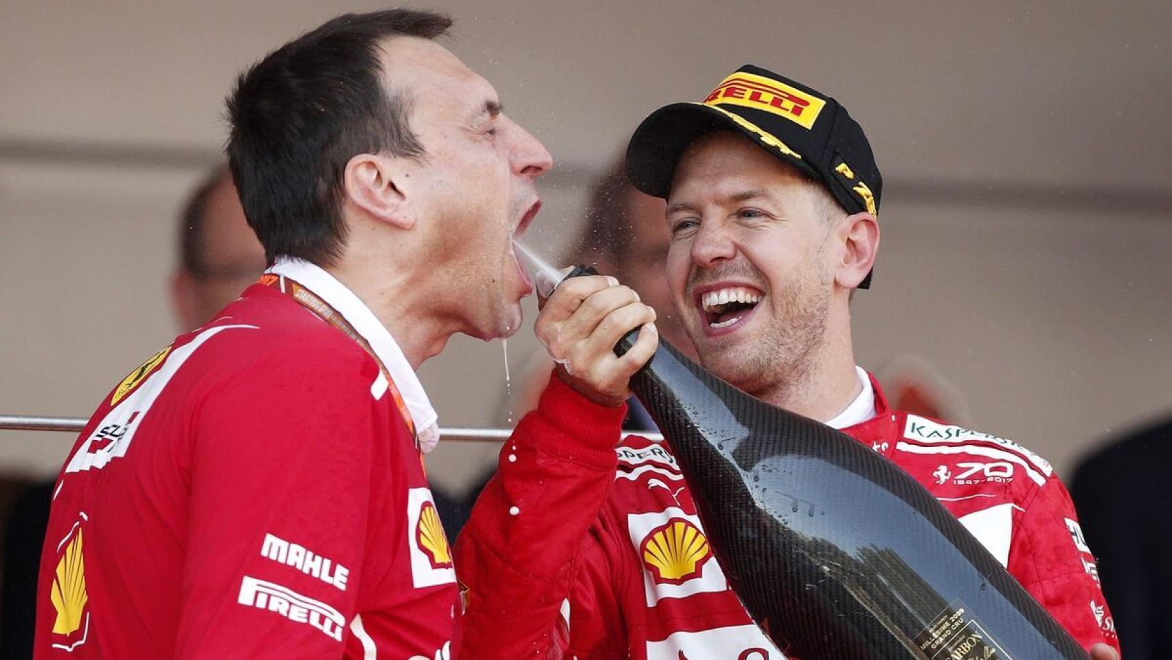 Riccardo Adami y Sebastian Vettel celebran una victoria en la Fórmula 1