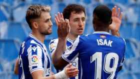 Mikel Oyarzabal y Aleksander Isak celebran uno de los goles frente al Cádiz