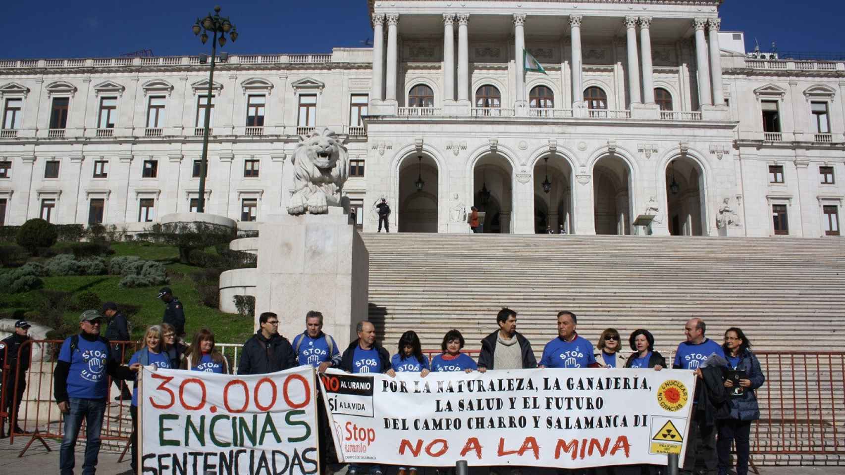 Stop Uranio ante el Parlamento de Portugal