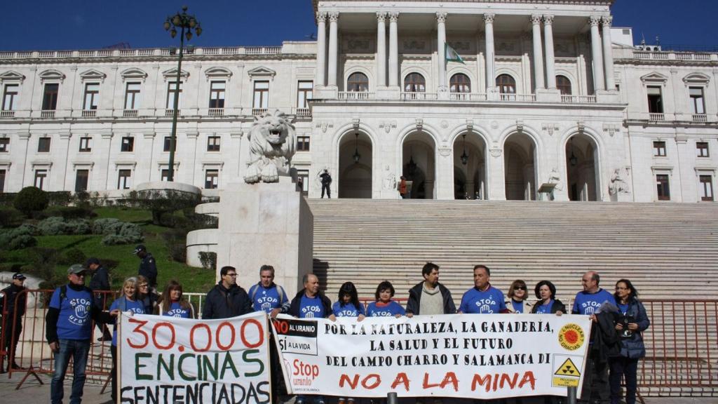 Stop Uranio ante el Parlamento de Portugal