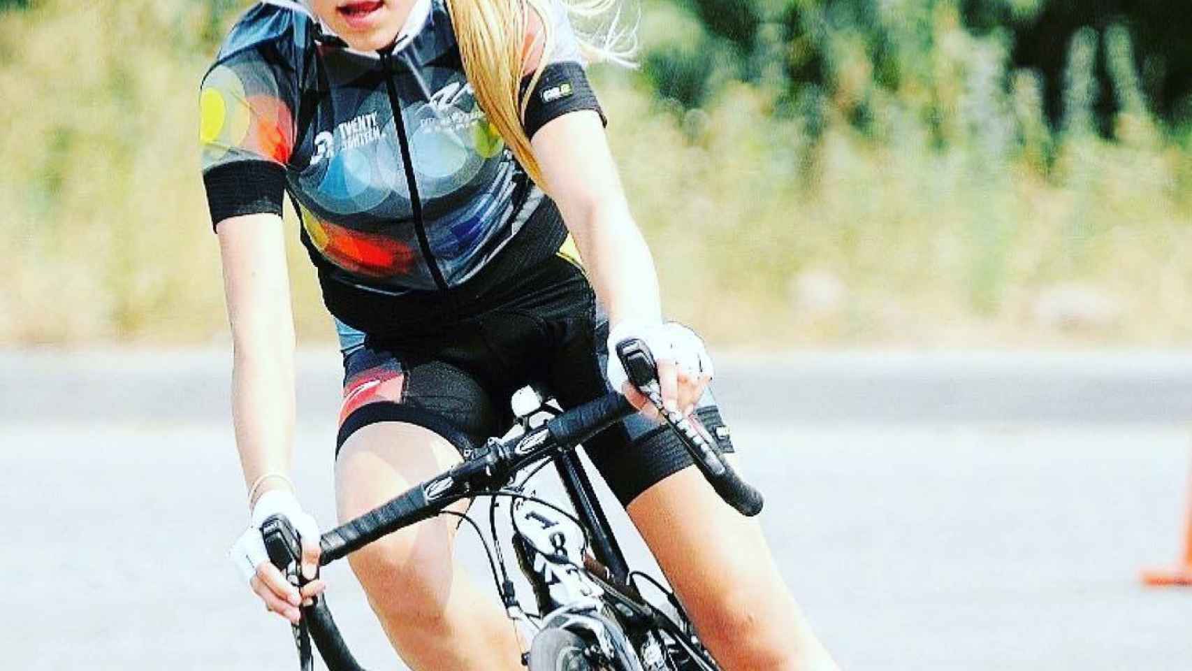 Athina Merckx en una carrera ciclista