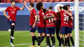 Los jugadores de Osasuna celebran un gol ante el Eibar