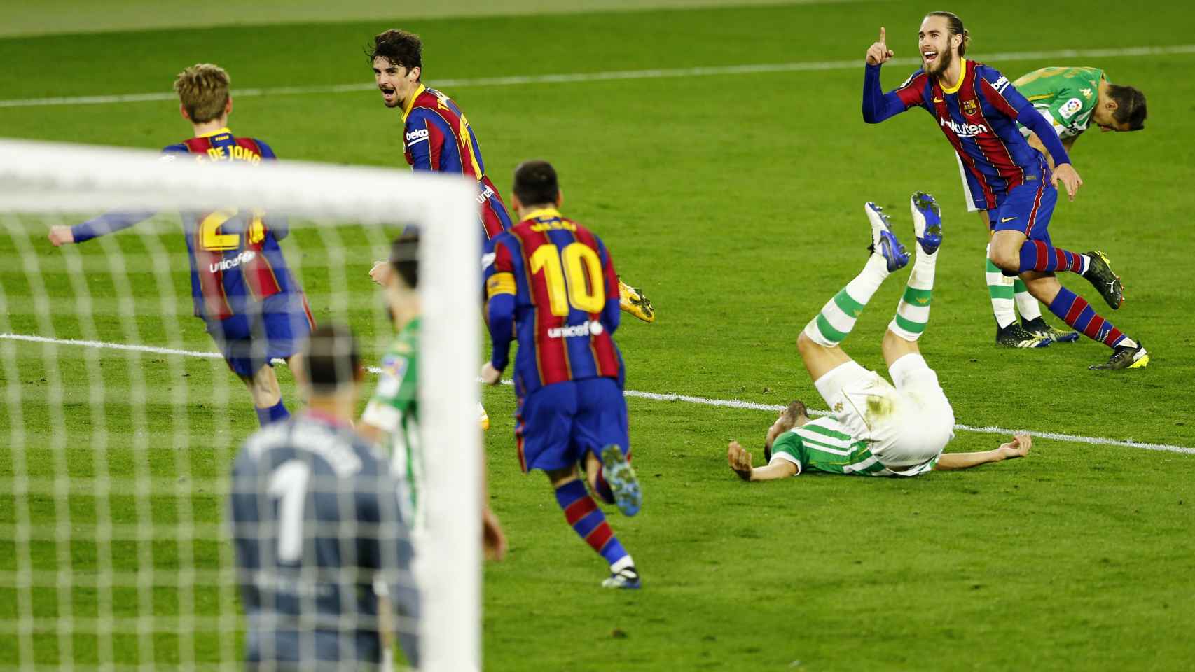 Los jugadores del FC Barcelona se vuelven completamente locos celebrando el gol de Trincao